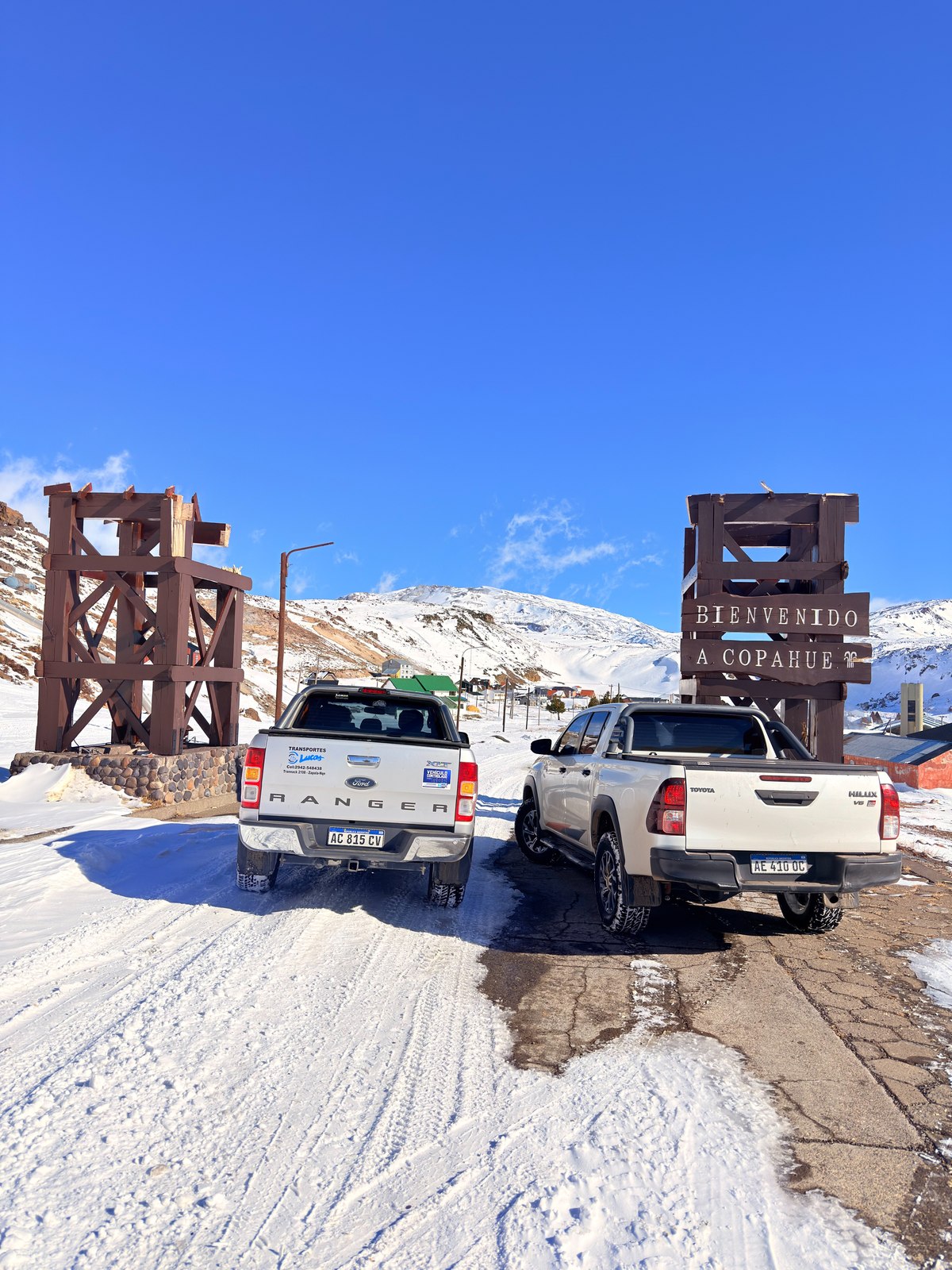 Ford Ranger y Toyota Hilux de Transportes Lucas en el acceso a Copahue nevado