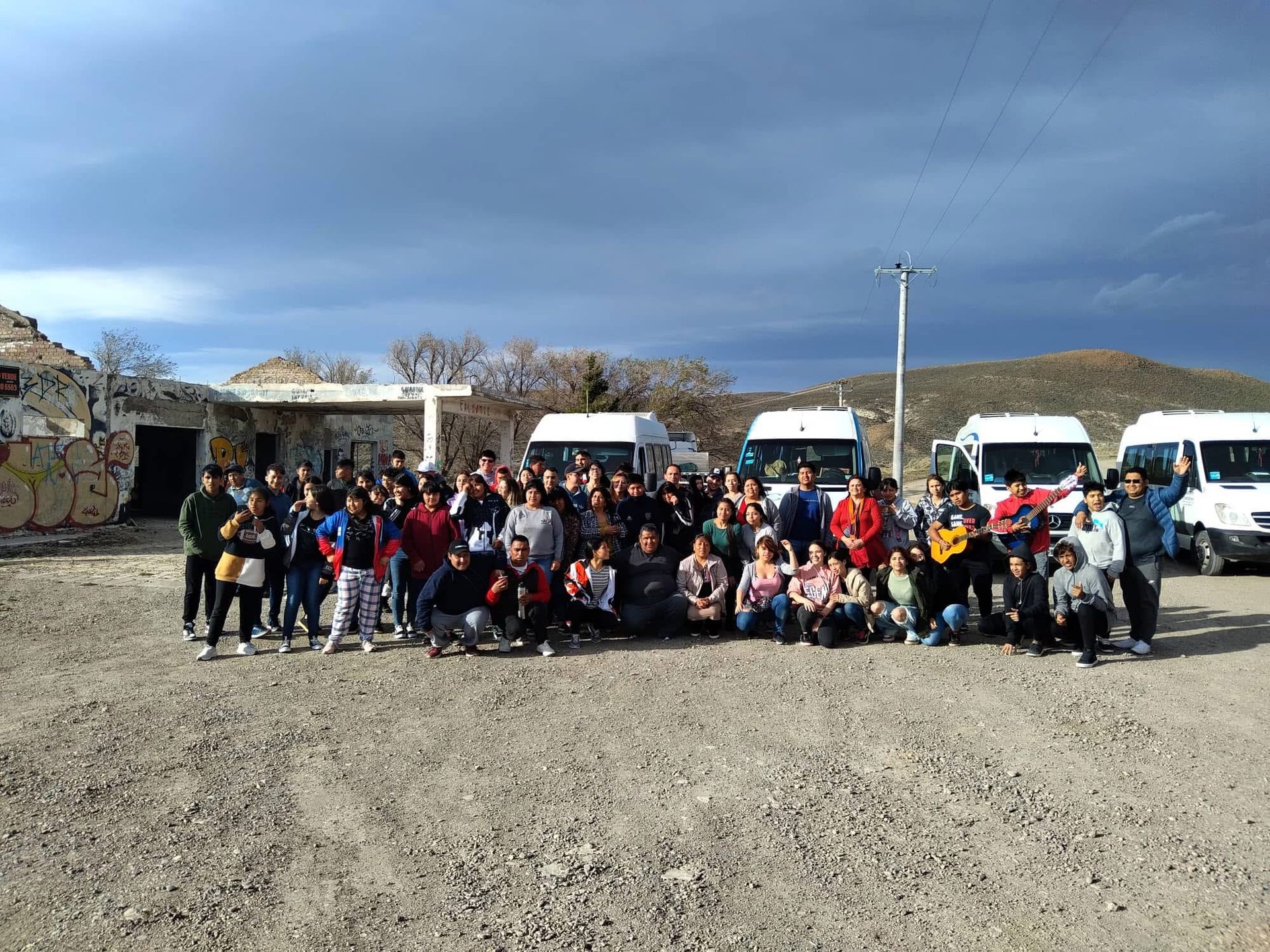 Cuatro unidades de Transportes Lucas con grupo de más de sesenta personas en excursión