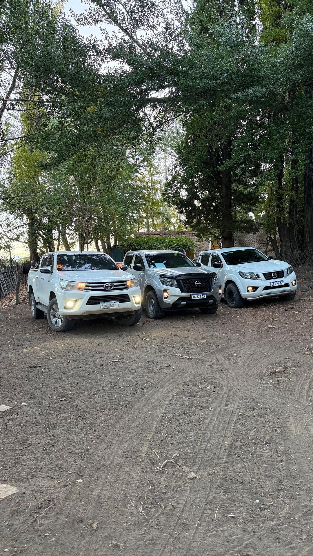 Trío de pickups 4x4 de Transportes Lucas: Toyota Hilux más dos Nissan Frontier