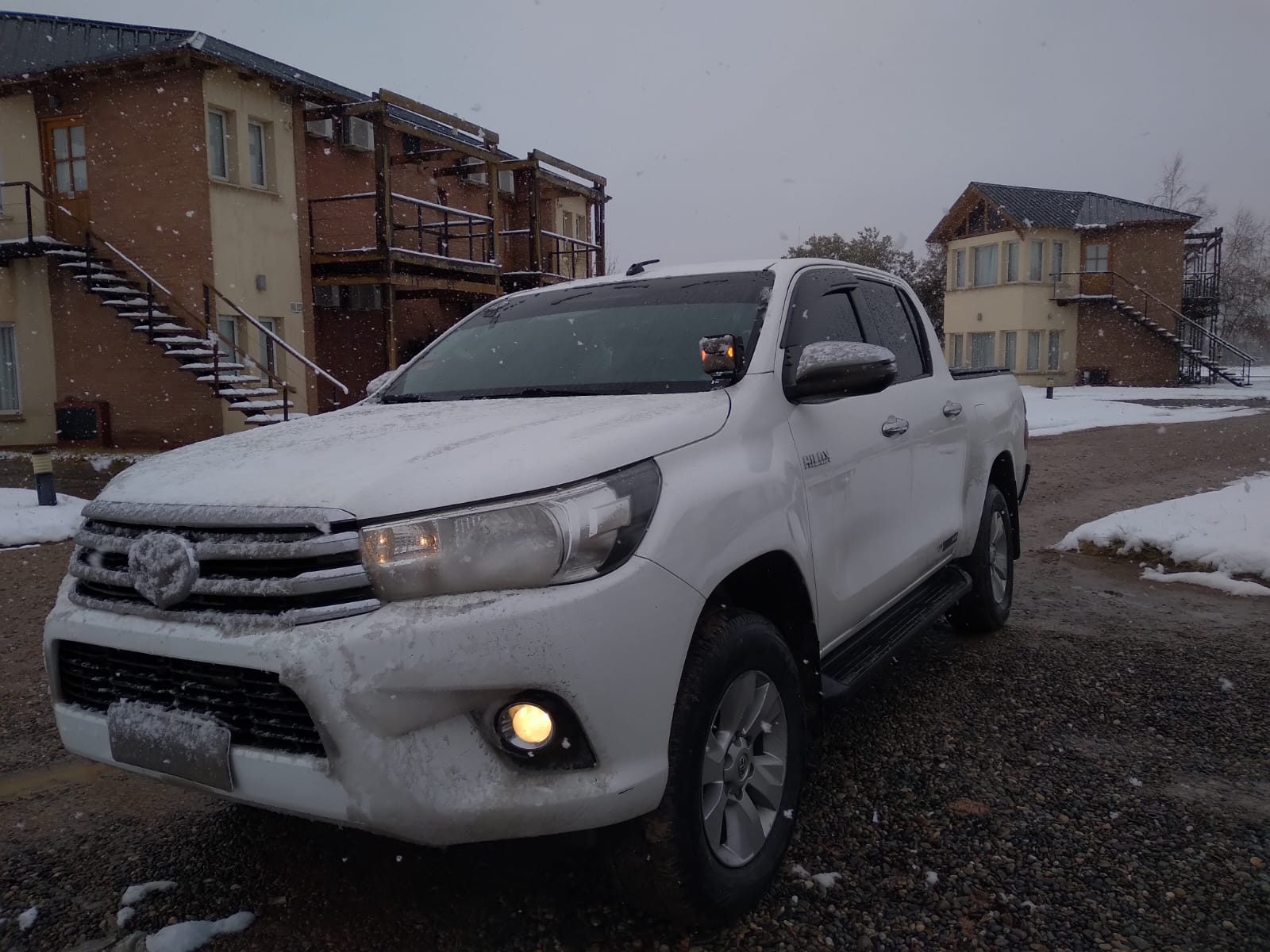 Toyota Hilux de Transportes Lucas en condiciones de nieve
