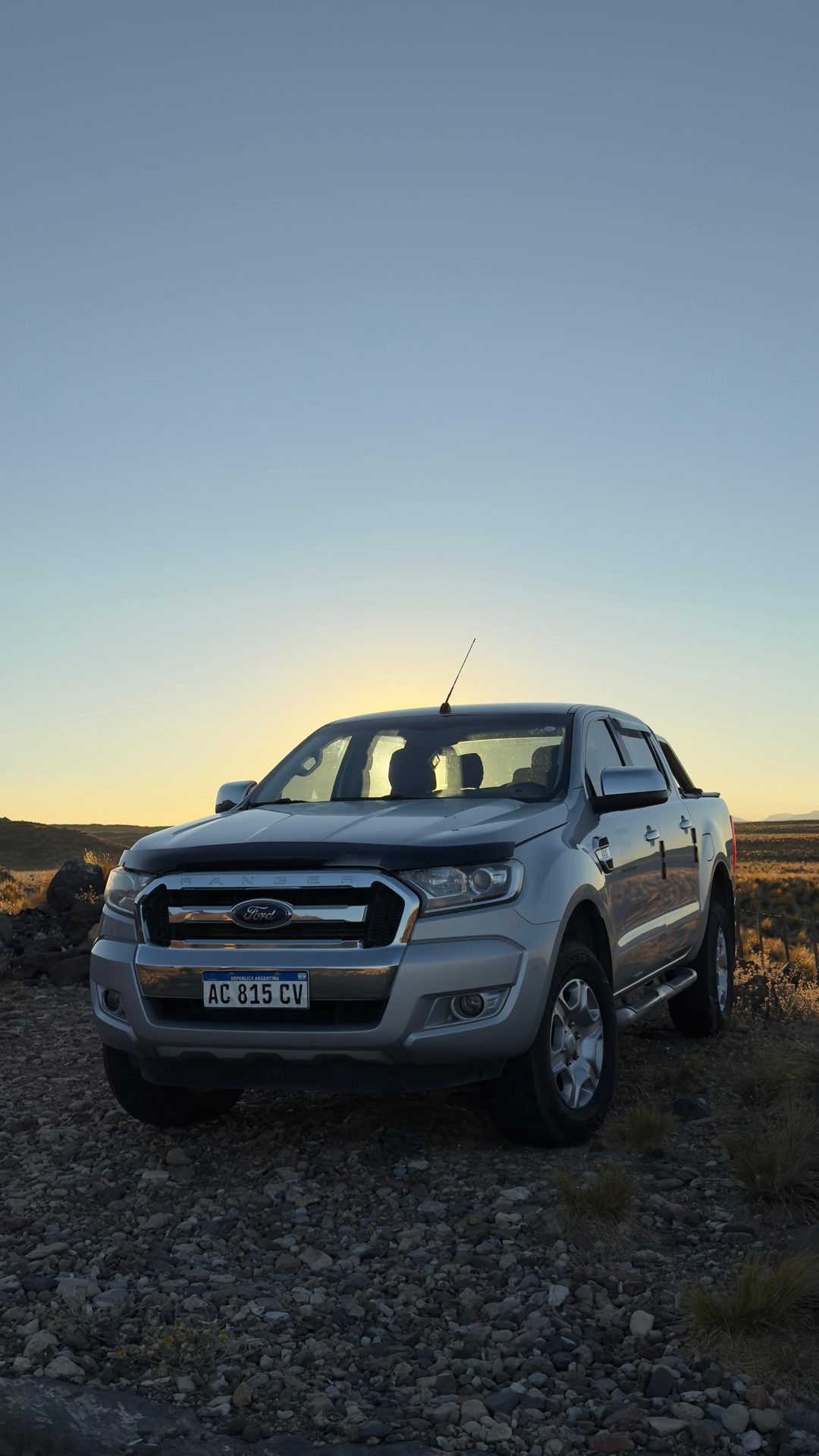Ford Ranger XLT plateada al atardecer en la estepa patagónica