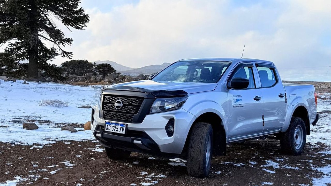 Nissan Frontier 4x4 de Transportes Lucas en paisaje patagónico nevado