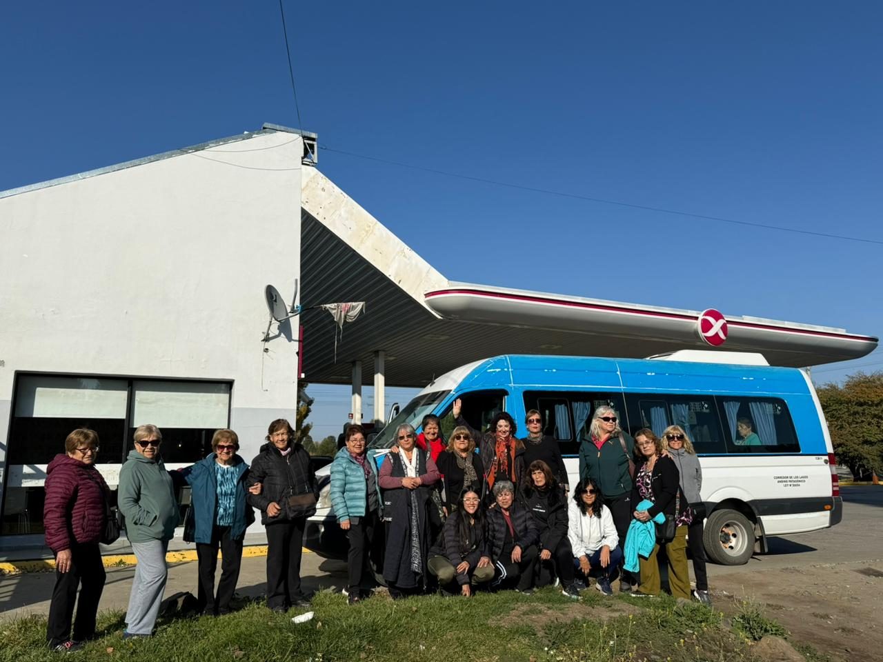 Grupo del Centro de Jubilados 20 de Septiembre de Zapala junto a unidad de Transportes Lucas