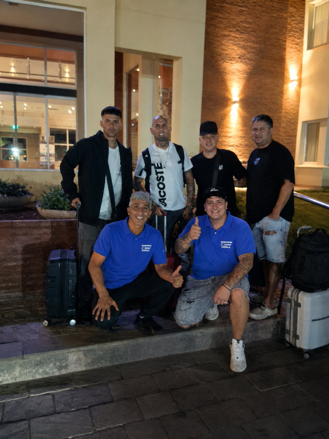 Ke Personajes con equipo de Transportes Lucas en hotel de Cutral Co