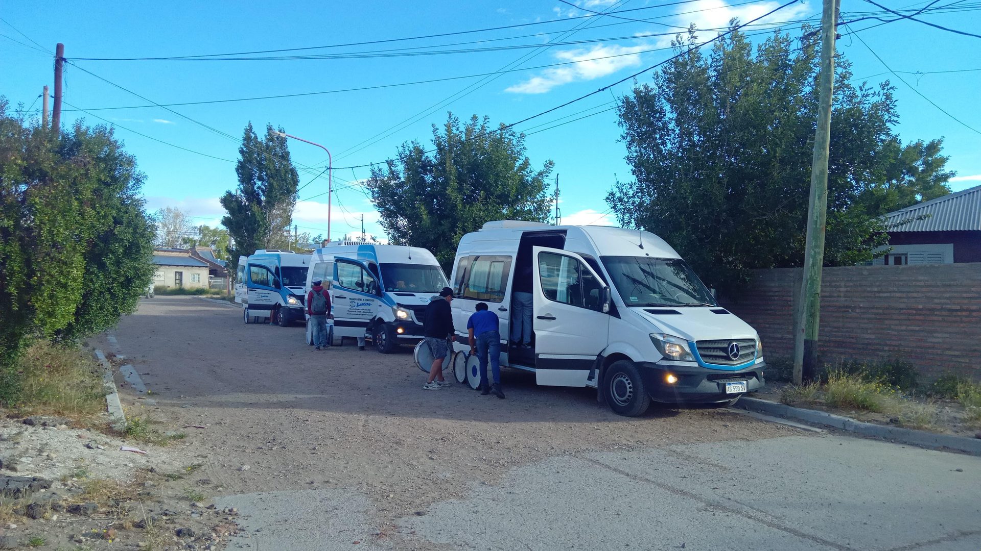 Murga zapalina cargando equipo en unidades de Transportes Lucas