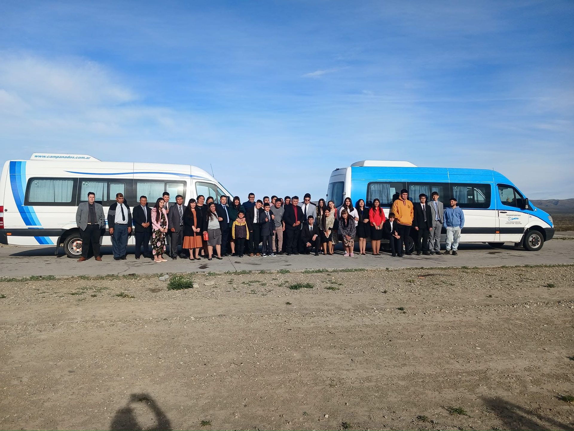 Convoy de dos unidades de Transportes Lucas con delegación religiosa
