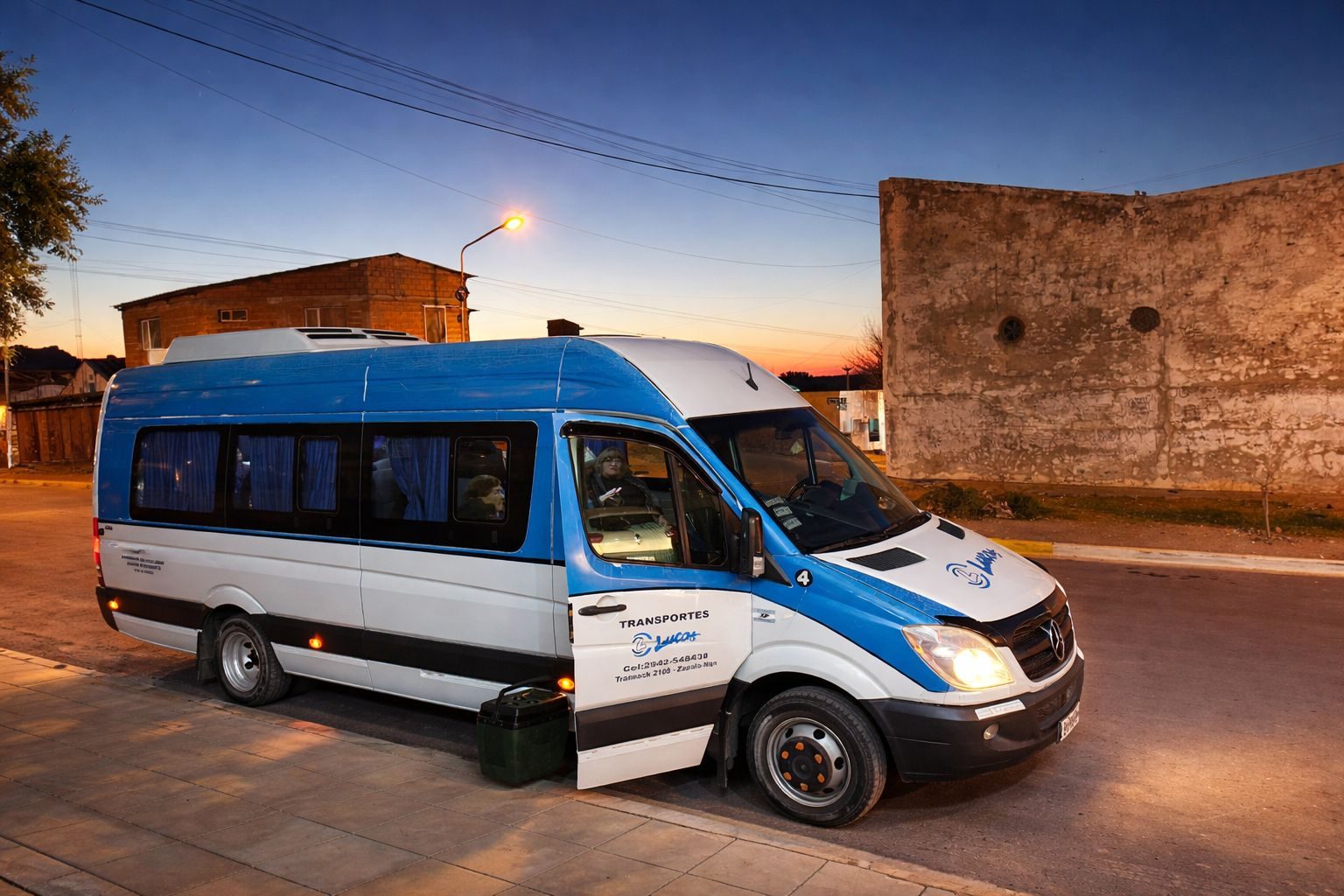 Mercedes-Benz Sprinter de Transportes Lucas al atardecer