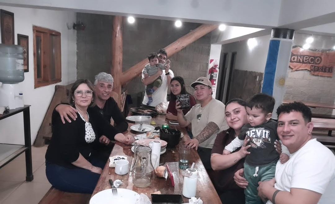 Grupo compartiendo asado en el alojamiento de una escapada a Caviahue con Transportes Lucas